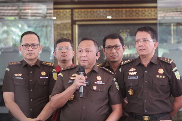 Kapuspen Kejagung Ketut Sumedana memberikan keterangan pers penahanan Menkominfo Johnny G Plate di Kejaksaan Agung (Kejagung), Jakarta, Rabu (17/5/2023). Foto: Kejagung