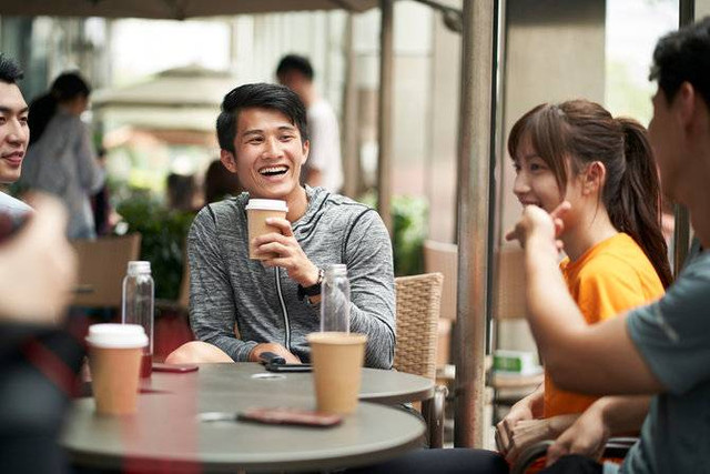 Beberapa orang sedang menikmati nongkrong. Sumber: Shutterstock.com