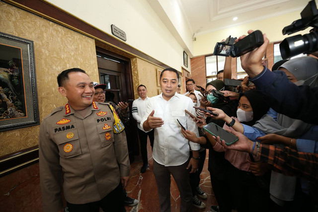 Kapolrestabes Surabaya Kombes Pol Pasma Royce, bersama Wali Kota Surabaya Eri Cahyadi di Balai Kota Surabaya, Rabu (17/5).