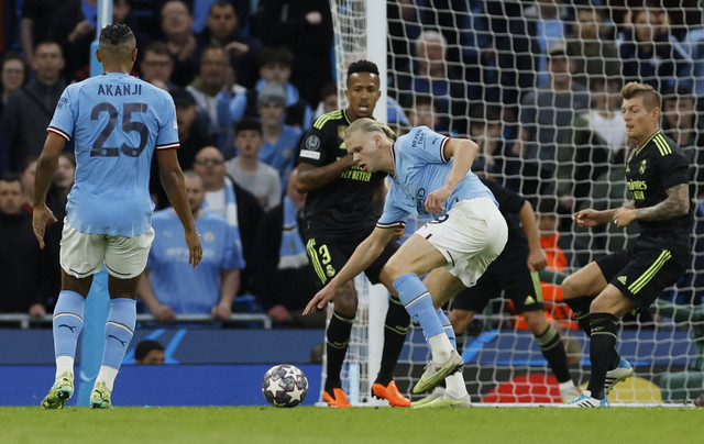 Striker Manchester City, Erling Haaland, berusaha menguasai bola saat melawan Real Madrid di semifinal Liga Champions 2022/23 di Stadion Etihad, Kamis (18/05/2023) dini hari WIB. Foto: Reuters/Jason Cairnduff