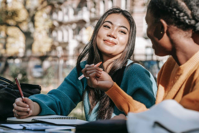 Ilustrasi cara mudah bergaul di sekolah. Sumber: Charlotte May/pexels.com 