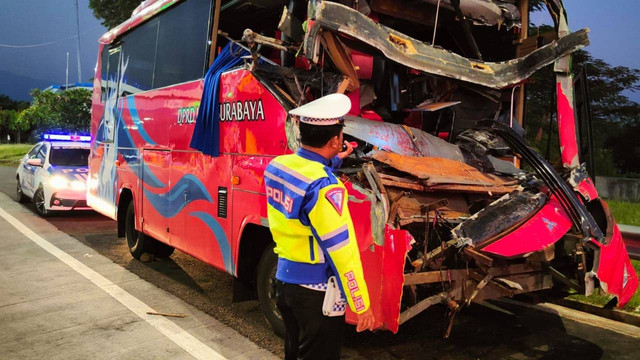 Bus operasional DPRD Surabaya yang mengangkut 23 pelajar mengalami kecelakaan di Tol Pasuruan-Probolinggo (Pasro) KM 813/100B wilayah Grati, Pasuruan pada Kamis (18/5/2023). Foto: Dok. PJR Polda Jatim