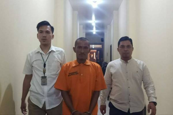 Tersangka AM saat digiring anggota Polres OKI hendak ke tahanan, Foto : Istimewa