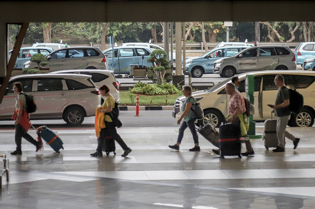 Sejumlah calon penumpang pesawat berada di Terminal 3 Bandara Internasional Soekarno Hatta, Tangerang, Banten, Kamis (18/5/2023). Foto: Jamal Ramadhan/kumparan