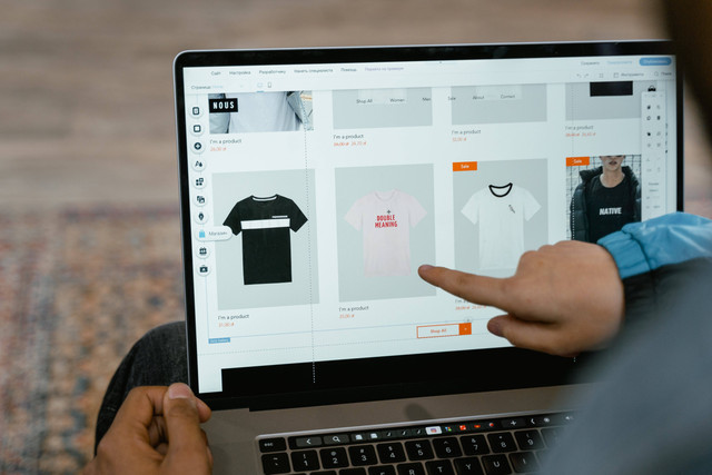 Kata-kata Promosi Menarik untuk Produk Online Shop. Foto: Pexels/MART PRODUCTION.