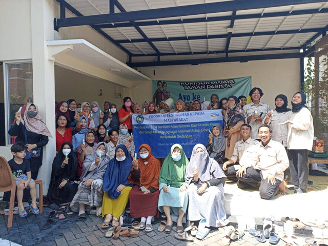 Foto bersama dengan ceria selesai pembagian hasil handsanitizer