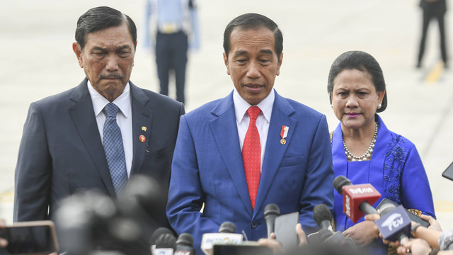 Presiden Joko Widodo (tengah) bersama Ibu Negara Iriana Joko Widodo (kanan) didampingi Menko Marves Luhut Binsar Pandjaitan memberikan keterangan pers sebelum bertolak ke Jepang di Pangkalan TNI AU Halim Perdanakusuma, Jakarta, Jumat (19/5/2023). Foto: ANTARA FOTO/Hafidz Mubarak A