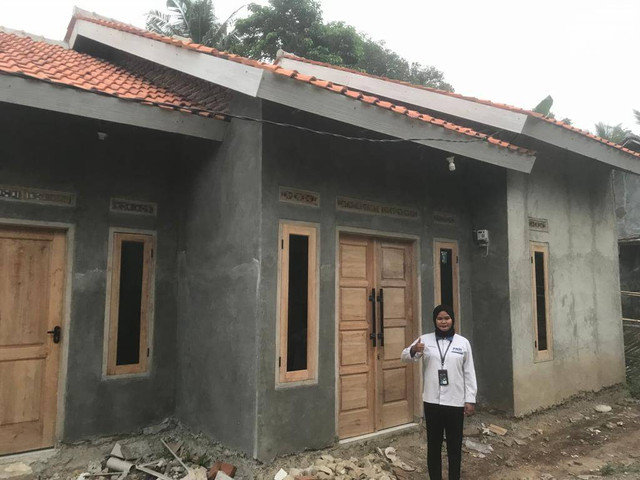 Karyawan PT PNM, Nuni Yulianti, berhasil membangun rumah dari hasil jerih payahnya. Foto: dok. PT PNM