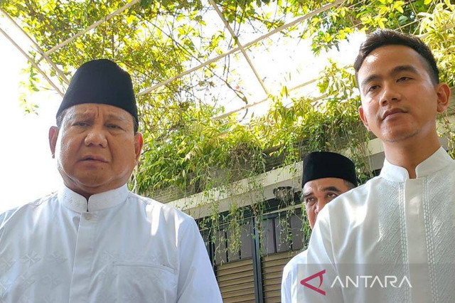 Ketua Umum Partai Gerindra Prabowo Subianto (kiri) saat bertemu Wali Kota Surakarta Gibran Rakabuming Raka di Solo, beberapa waktu lalu. ANTARA/Aris Wasita