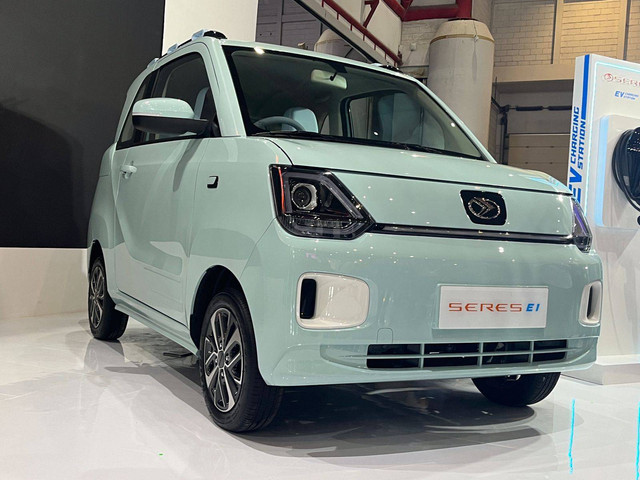 DFSK memperkenalkan produk mobil listrik terbaru Seres E1 di PEVS 2023, JIExpo Kemayoran Jakarta (17/5). Foto: Sena Pratama/kumparan