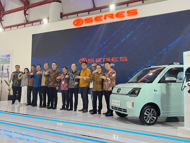 DFSK memperkenalkan produk mobil listrik terbaru Seres E1 di PEVS 2023, JIExpo Kemayoran Jakarta (17/5). Foto: Sena Pratama/kumparan