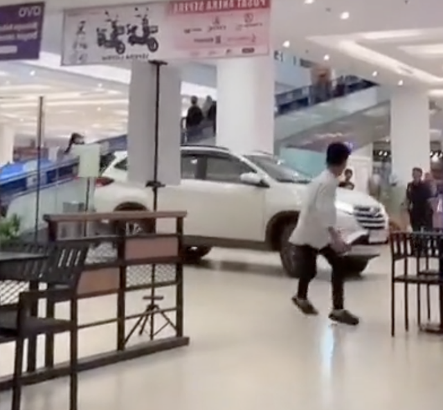 Mobil yang masuk ke dalam mal di Padang. Dok: Ist.