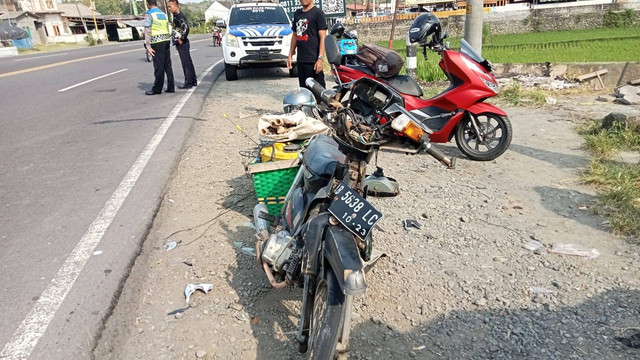 Kecelakaan lalu lintas antara ambulans dengan sepeda motor terjadi Kulon Progo, Jumat (19/5). Dok: Polres Kulon Progo