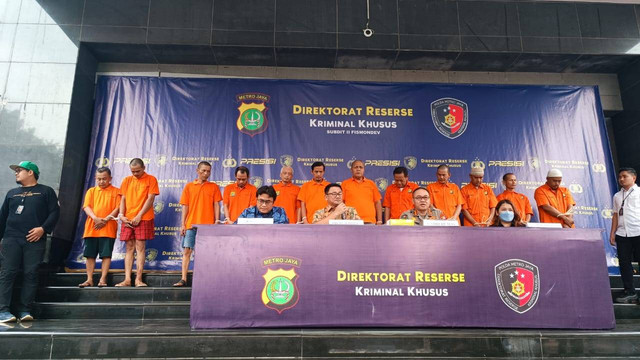 Polda Metro Jaya ungkap kasus pemalsuan dan peredaran mata uang dollar, Jumat (19/5).  Foto: Thomas Bosco/kumparan