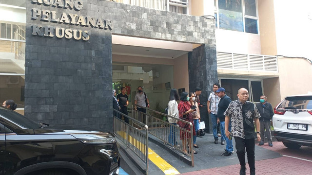 Keluarga ABK (16), pelajar yang diduga tewas dengan kondisi tidak wajar usai melapor ke Polrestabes Semarang. Foto: Intan Alliva/kumparan