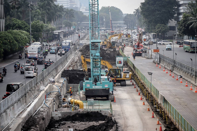 Pekerja mengoperasikan alat berat di area proyek pembangunan MRT Fase 2A CP 201 di Jalan MH Thamrin, Jakarta, Jumat (19/5/2023). Foto: Jamal Ramadhan/kumparan