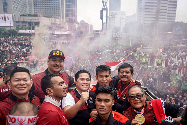 Menpora Dito Ariotedjo, Ketum PSSI Erick Thohir berfoto bersama dengan pesepak bola Timnas Indonesia U-22, ofisial dan pengurus PSSI saat mengikuti arak-arakan di kawasan Bundaran HI, Jakarta, Jumat (19/5/2023). Foto: Dhemas Reviyanto/ANTARA FOTO