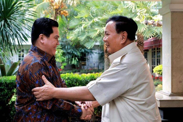 Menteri Pertahanan Prabowo Subianto menerima kunjungan Menteri BUMN sekaligus Ketua Umum PSSI Erick Thohir, di Kantor Kemhan, Jakarta, Rabu (17/5/2023). Foto: Kemhan RI