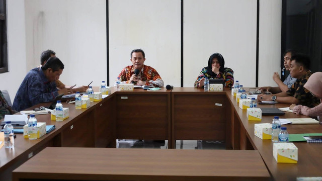 Kepala BSKDN Yusharto Huntoyungo memimpin Rapat Lanjutan Pembahasan Sistem Informasi Pendukung Tugas dan Fungsi (Tusi) BSKDN, di Ruang Rapat Sadewa BSKDN pada Jumat (19/5). Foto: Dok. Istimewa