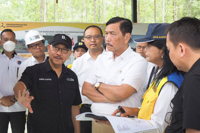 Menteri Koordinator Bidang Kemaritiman dan Investasi (Menko Marves) Luhut Binsar Pandjaitan didampingi Kepala Otorita Ibu Kota Nusantara (OIKN) Bambang Susantono meninjau progres pembangunan Ibu Kota Nusantara (IKN), Rabu (17/5/2023). Foto: Dok. Badan Oto