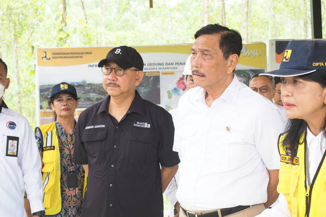 Menteri Koordinator Bidang Kemaritiman dan Investasi (Menko Marves) Luhut Binsar Pandjaitan didampingi Kepala Otorita Ibu Kota Nusantara (OIKN) Bambang Susantono meninjau progres pembangunan Ibu Kota Nusantara (IKN), Rabu (17/5/2023). Foto: Dok. Badan Oto