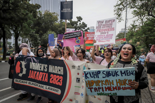 Massa yang didominasi perempuan melakukan aksi pada Women March Jakarta 2023 di Jalan Medan Merdeka Selatan, Jakarta, Sabtu (20/5/2023).  Foto: Jamal Ramadhan/kumparan