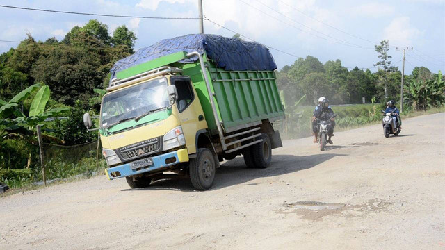 Ilustrasi jalan daerah yang rusak.
 Foto: Dok. PUPR