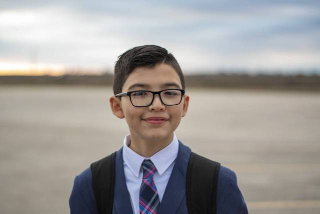 ilustrasi Cara Pakai Dasi untuk Anak Sekolah dengan Rapi. Unsplash/Gabriel Tovar.