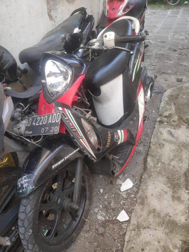 Kondisi kendaraan motor yang rusak akibat kecelakaan yang mengakibatkan pengemudinya tewas di Sleman, Sabtu (20/5). Foto: Dok. Satlantas Polresta Sleman