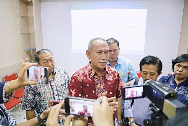 Kepala Disdik Kota Surabaya Yusuf Masruh (batik merah marun). Foto: Masruroh/Basra