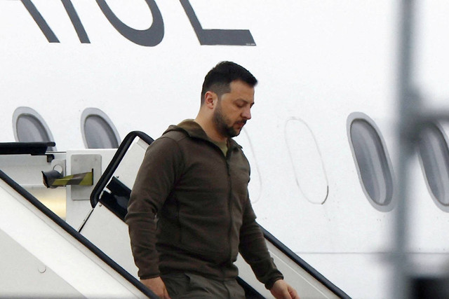 Presiden Ukraina Volodymyr Zelensky tiba di bandara Hiroshima untuk menghadiri KTT para pemimpin G7 di Mihara, prefektur Hiroshima, Jepang, Sabtu (20/5/2023). Foto: Kyodo/via REUTERS