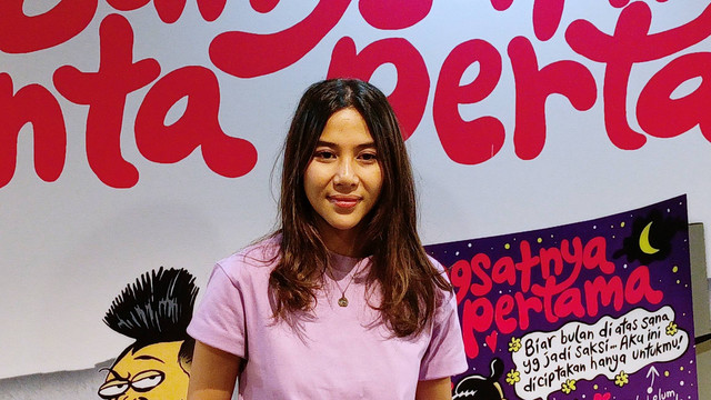 Aktris Adinda Thomas saat ditemui di Kawasan Grogol, Jakarta Barat, Sabtu (20/5/2023).
 Foto: Aprilandika Pratama/kumparan