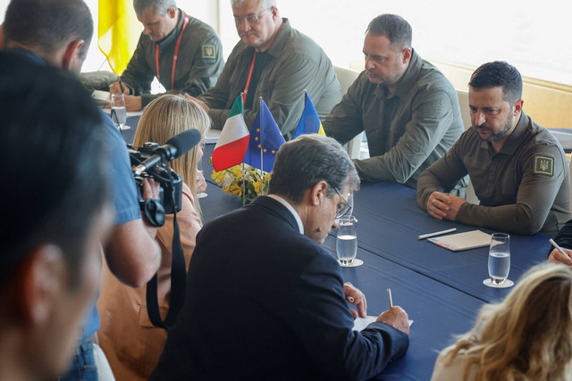 Presiden Ukraina Volodymyr Zelensky (kanan) berbicara dengan Perdana Menteri Italia Giorgia Meloni selama pertemuan bilateral mereka di sela-sela KTT Pemimpin G7 di Hiroshima, Jepang, Sabtu (20/5/2023). Foto: Ludovic Marin/POOL/AFP