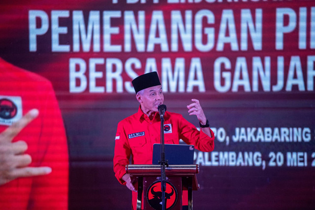 Bacapres dari PDIP Ganjar Pranowo menyampaikan pidato saat menghadiri konsolidasi pemenangan Pilpres 2024 bersama Ganjar Pranowo DPD PDIP Sumatera Selatan di GOR Dempo, Jakabaring Sport City (JSC), Palembang, Sumatera Selatan, Sabtu (20/5/2023). Foto: Nova Wahyudi/ANTARA FOTO