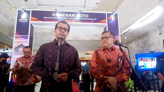 Gubernur Lembaga Ketahanan Nasional, Andi Widjajanto, bersama Hasto Kristiyanto dalam jumpa pers peluncuran 58 buku dalam rangka ultah ke-58 Lemhannas di Jakarta Pusat, Sabtu (20/5/2023). Foto: Thomas Bosco/kumparan