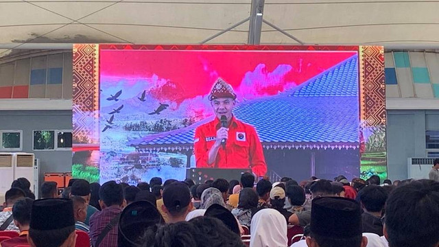 Bacapres Ganjar Pranowo pakai Tanjak Palembang saat temui tokoh adat dan ulama, Sabtu (20/5/2023). Foto: Paulina Herasmaranindar/kumparan