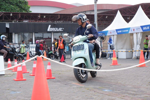 Test ride motor listrik Smoot Zuzu di pameran Periklindo Electric Vehicle Show di JIEXpo Kemayoran, Jakarta, Sabtu 20 Mei 2023.  Foto: Aditya Pratama Niagara/kumparan
