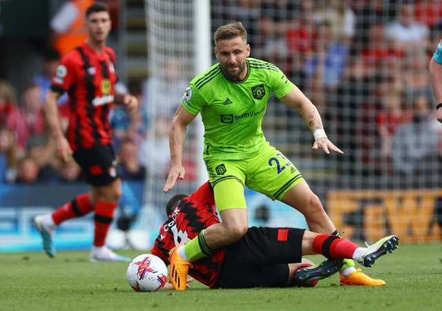 Aksi Luke Shaw berduel dengan Lewis Cook saat Manchester United bertamu ke markas Bournemouth di Vitality Stadium, Bournemouth, Inggris, dalam lanjutan Liga Inggris 2022/23 pada Sabtu (20/5). Foto: David Klein/Reuters