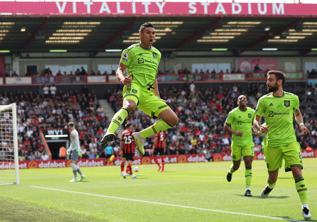 Aksi Casemiro merayakan gol pembuka Manchester United saat bertamu ke markas Bournemouth di Vitality Stadium, Bournemouth, Inggris, dalam lanjutan Liga Inggris 2022/23 pada Sabtu (20/5). Foto: David Klein/Reuters