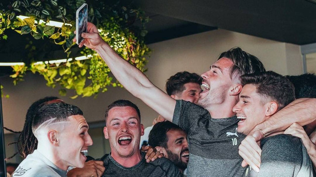 Para pemain Manchester City melakukan selebrasi usai memastikan diri menjadi kampiun Liga Inggris 2023 setelah kekalahan Arsenal atas Nottingham Forest pada Sabtu (20/5).  Foto: Instagram/@mancity