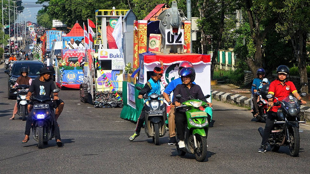 Sejumlah kndaraan dinaa melakukan konvoi ikut pawai mobil hias dalam rangka HUT Provinsi Sumsel ke-77, Minggu (21/5) Foto: abp/Urban Id