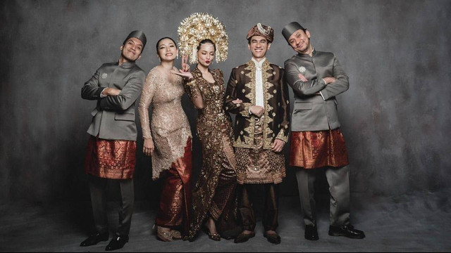 Foto bersasama presenter Tonight Show saat pernikahan Enzy Storia Leovarisa. Foto: Instagram/@tonightshow_net