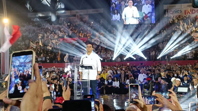 Bacapres Koalisi Perubahan, Anies Baswedan menyapa pendukungnya di Tennis Indoor Senayan, Jakarta, Minggu (21/5/2023). Foto: Zamachsyari/kumparan