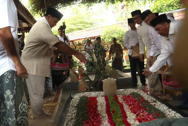 Menteri Pertahanan Prabowo Subianto (tengah) disambut pengasuh ponpes Tebuireng KH Abdul Hakim Mahfudz saat melakukan kunjungan ke pondok pesantren Tebuireng, Kabupaten Jombang, Jawa Timur, Minggu (21/5/2023). Foto: Syaiful Arif/ANTARA FOTO