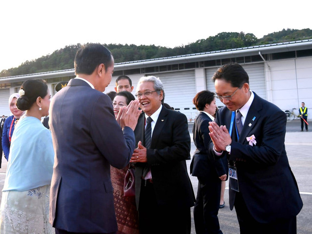 Presiden Jokowi dan Iriana berpamitan usai menghadiri gelaran KTT G7 di Hiroshima, Jepang. Foto: Rusman/Biro Pers Sekretariat Presiden