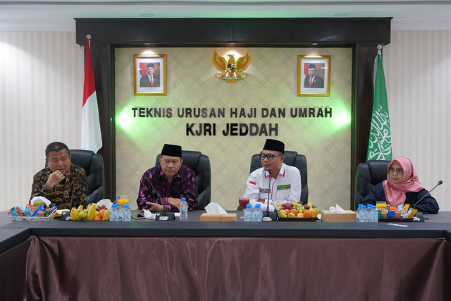 Rapat koordinasi Konjen RI bersama dengan Petugas Penyelenggara Ibadah Haji (PPIH) Arab Saudi di Kantor Urusan Haji KJRI Jeddah.  Foto: Humas Kementerian Agama RI
