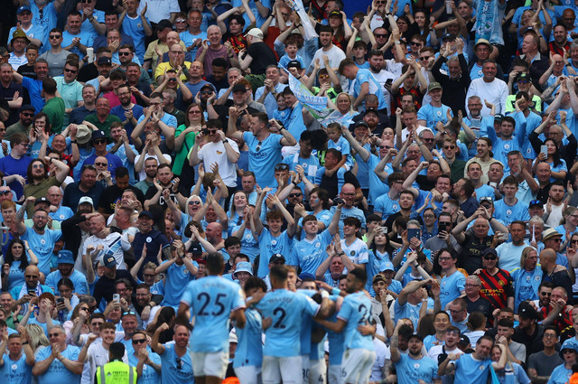 Para pemain Manchester City merayakan gol pembuka yang dicetak Julian Alvarez saat menjamu Chelsea dalam pertandingan pekan ke-37 Liga Inggris 2022/23 di Stadion Etihad, Manchester, Inggris, pada Minggu (21/5). Foto: Carl Recine/Reuters