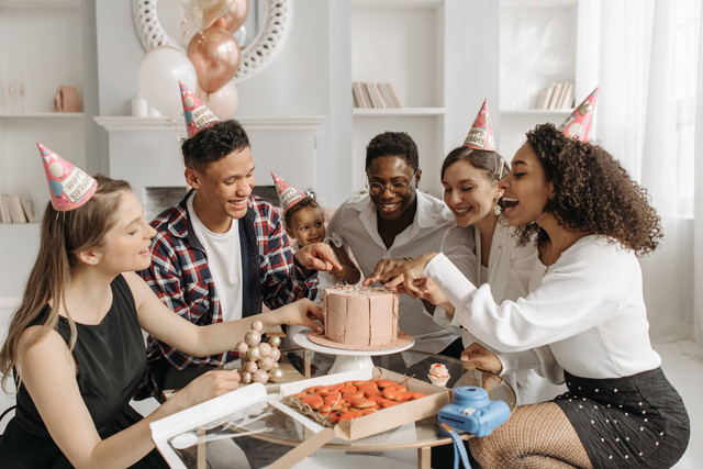 Ilustrasi Contoh Caption Happy Sweet Seventeen, sumber foto (Pavel Danilyuk) by pexels.com