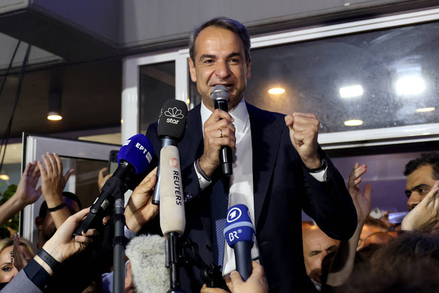 Perdana Menteri Yunani dan pemimpin partai konservatif Demokrasi Baru Kyriakos Mitsotakis berbicara di luar markas partai, setelah pemilihan umum, di Athena, Yunani. Foto: Stelios Misnas/REUTERS