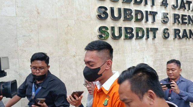 Mario Dandy keluar dari Ditreskrimum dan dibawa ke Unit PPA Polda Metro Jaya, Senin (22/5/2023). Foto: Thomas Bosco/kumparan
